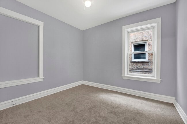 Building Photo - 5015 W Montrose Ave