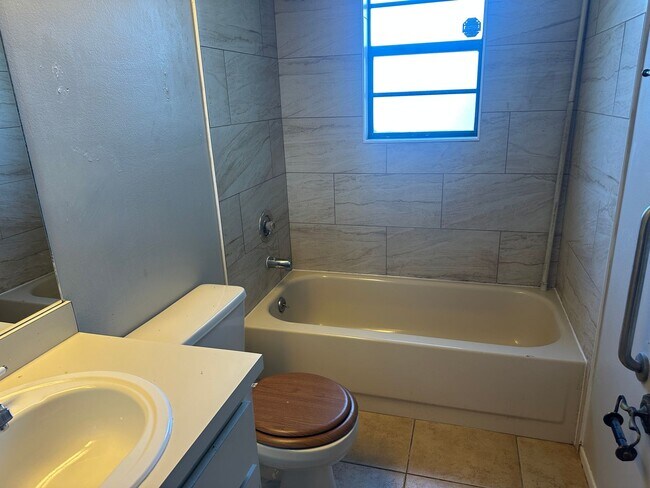 Building Photo - 3 Bedroom 2 Bath Pool Home in Mt Dora