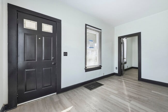 Building Photo - 2406 Miner St