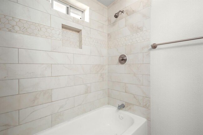 Building Photo - 918 W 3rd St