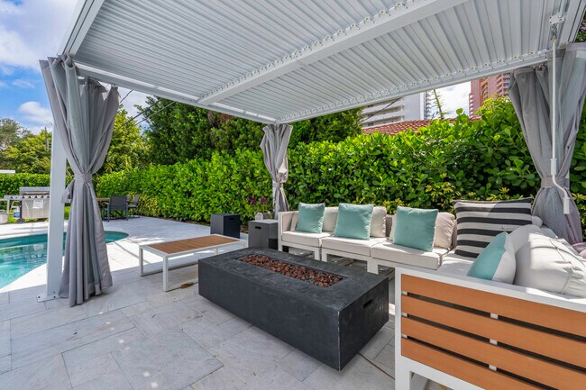 Building Photo - 2112 NE 32nd Ave