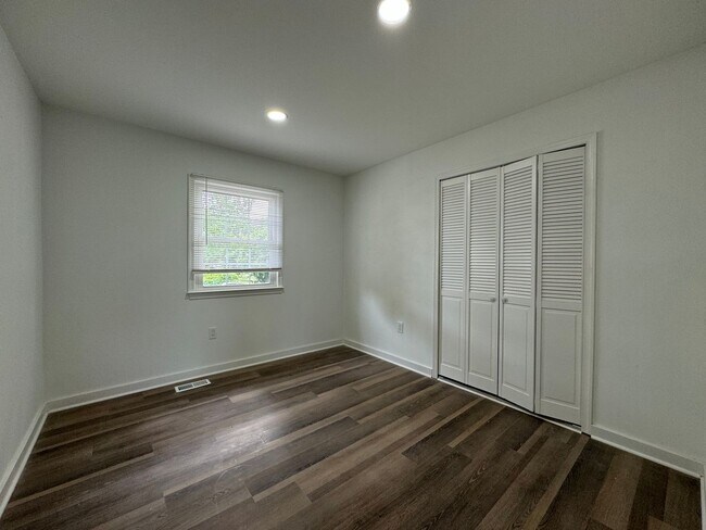 Building Photo - Spacious 5 Bed 3 Bath Home Walking Distanc...