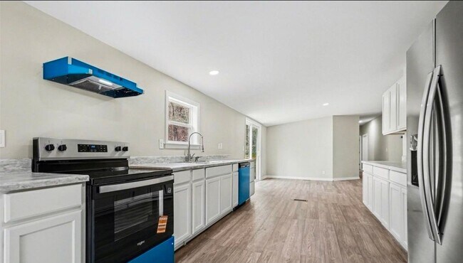 Building Photo - 5050 Park Creek Dr