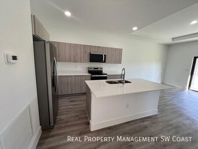 Building Photo - 1263 Hillcrest St E