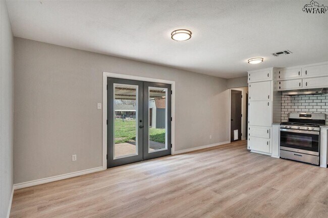 Building Photo - 1113 Lincoln Dr