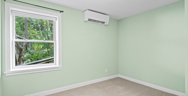 Building Photo - 3-Bedroom Home with Peekaboo Views of Silv...