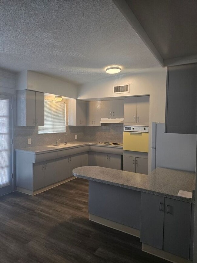 Building Photo - Large 2 bedroom Central location with AC!!