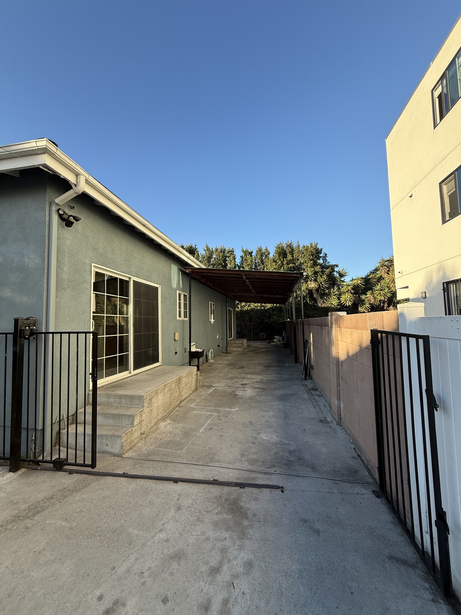 Building Photo - 1645 W 36th Pl