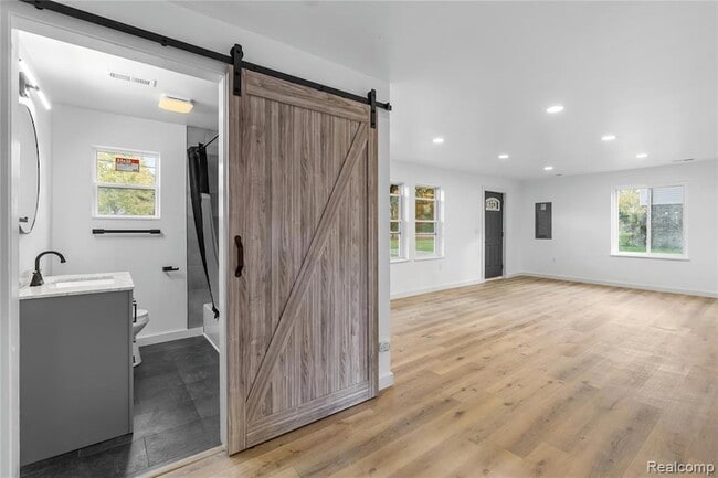 Building Photo - 1445 N Seymour Rd