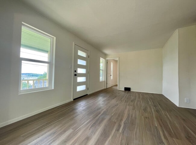 Building Photo - Spectacular View! Remodeled One bedroom with Partially finished basement in Linnton~ Front and ba...