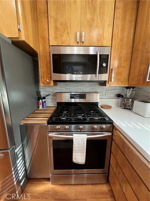 Building Photo - 23870 Lakeview Dr