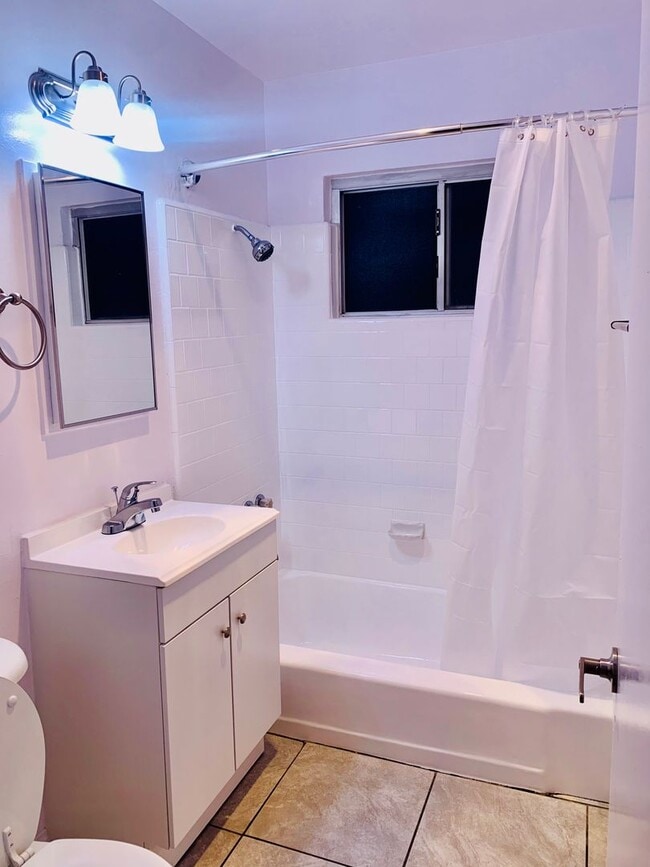 Building Photo - Cheerful and Spacious 1bd/1bth Upstairs Unit