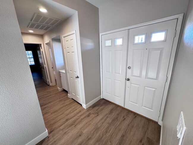Building Photo - Quaint Home in the Beautiful Desert Shores Community!