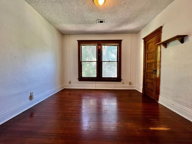 Building Photo - The Remington (BR-LN)