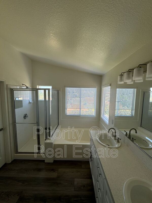 Building Photo - 560 Calle Capistrano