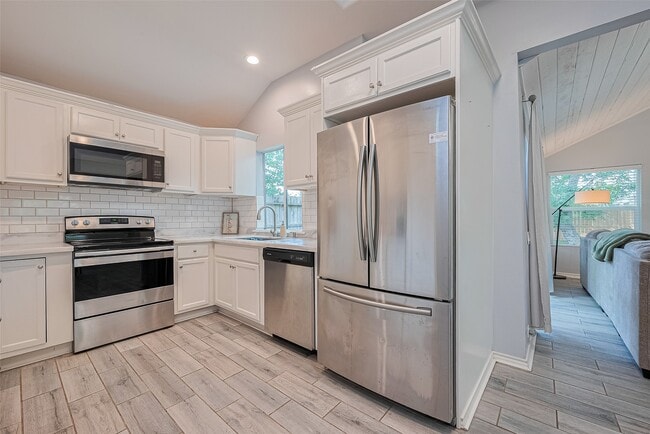 Building Photo - 8711 Pines Pl Dr