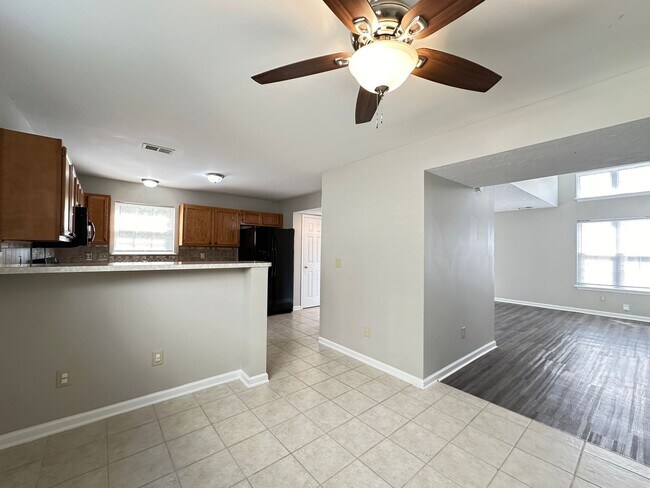 Building Photo - Beautiful 3 BR, 2.5 Bath House in Georgetown! Open Layout, Fenced Backyard, Attached Garage