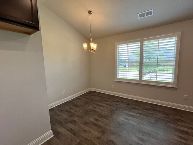 Building Photo - Renovated 4 Bedroom 2 Bath Home for Rent!