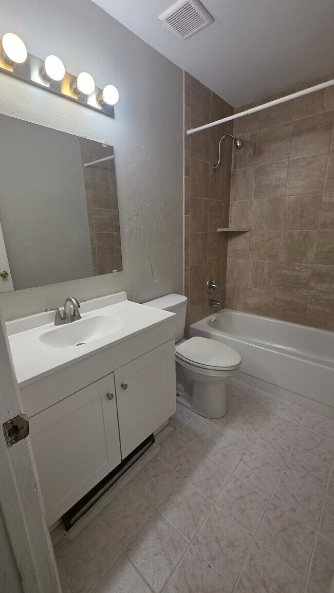 Building Photo - 2 Bed- 1 Bath on Darby West Side