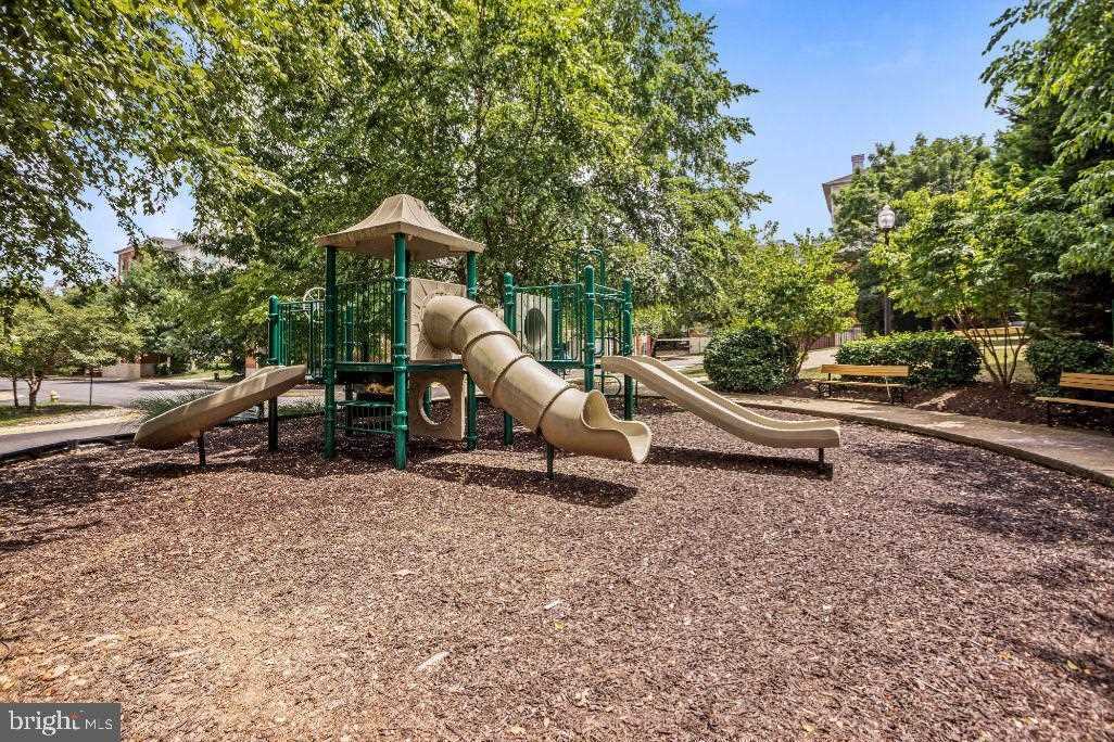 Building Photo - 4860 Eisenhower Ave