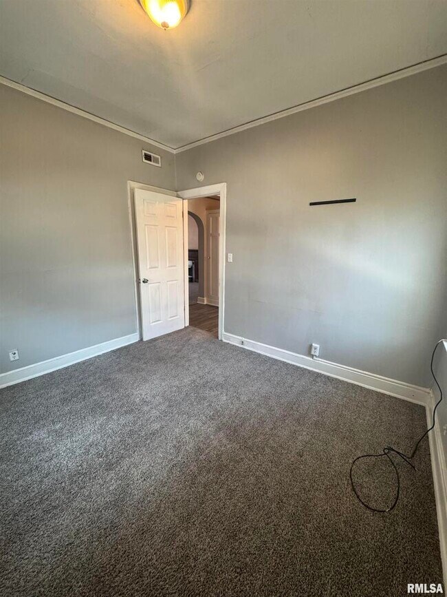 Building Photo - 2028 7th Ave