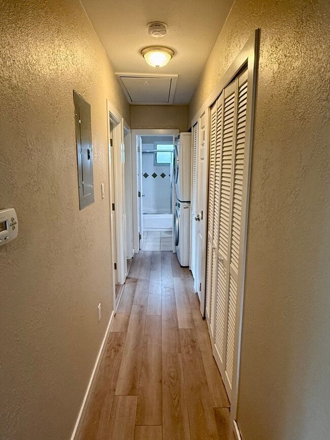 Building Photo - Charming 2BR Townhome w/ Attached Garage in Prime Lakewood Location!