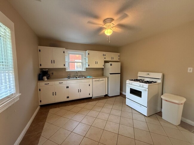 Building Photo - Conveniently Located 2BR Home with Garage & Backyard