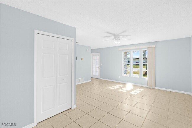 Building Photo - 6014 Deming Ave