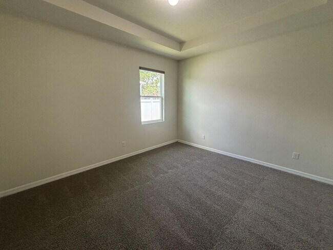 Building Photo - Spacious 4/2.5 Near 200