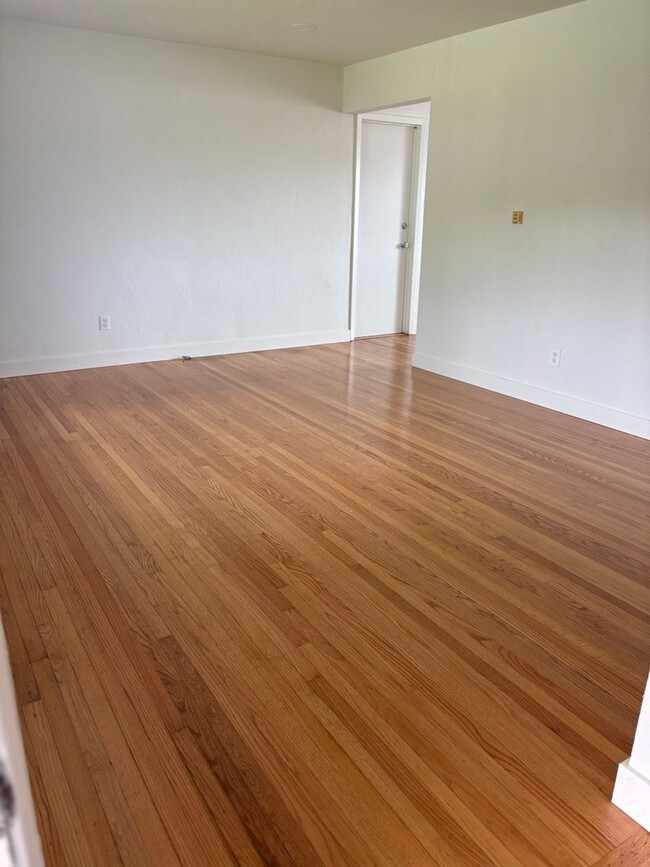 Building Photo - 1694