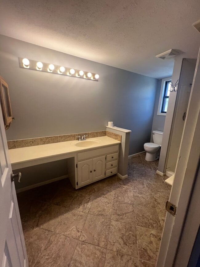 Building Photo - 3 bedrooms/2 bathrooms with detached 2 car...