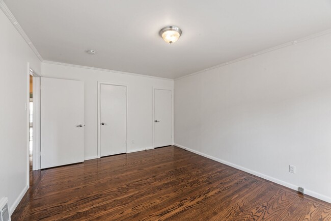 Building Photo - Stunning, Pet Friendly Edwardian 2BR Remod...
