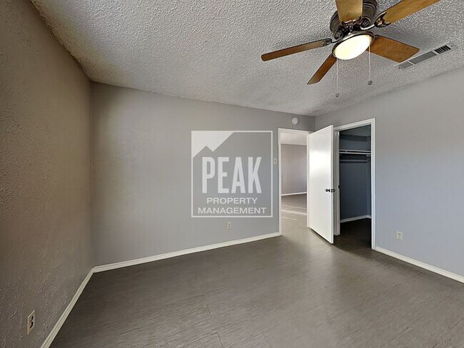 Building Photo - $1,475! 2/Bed1.5Bath duplex in Arlington!