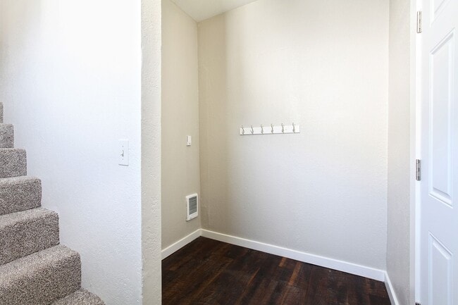 Building Photo - Darling 2 Bedroom Convenient Stanwood Home Move in Ready!