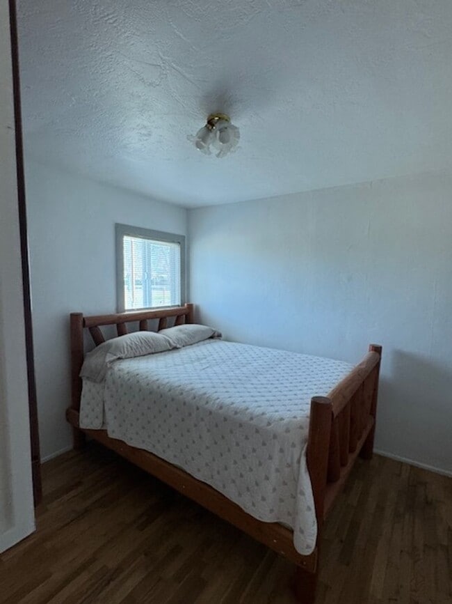 Building Photo - 4 BEDROOM HOME INCLUDES SEPARATE GUEST QUARTERS -FURNISHED OR UNFURNISHED- TONS OF PARKING