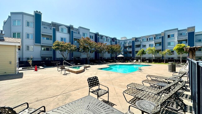 Building Photo - Water Views from this West-Facing Top Floo...