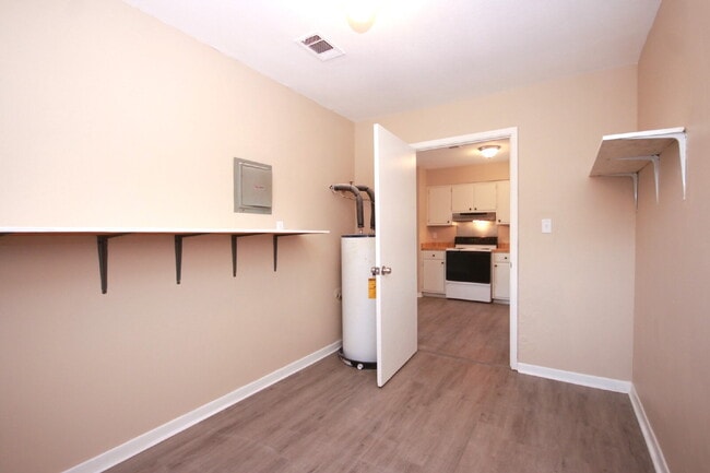 Building Photo - Updated 3BR/2BA Home with New Flooring & F...