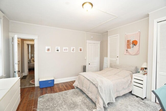 Building Photo - Awesome 4 Bed/ 2 Full Bath on Fairview Min...