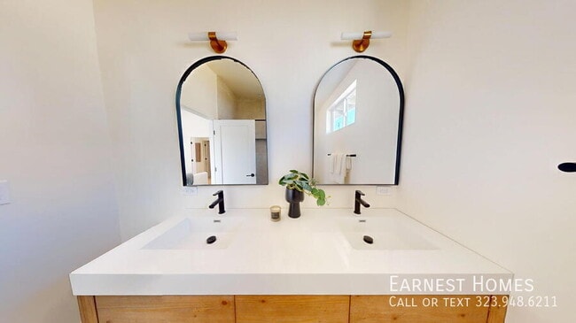 Building Photo - 6441 Satsuma Ave