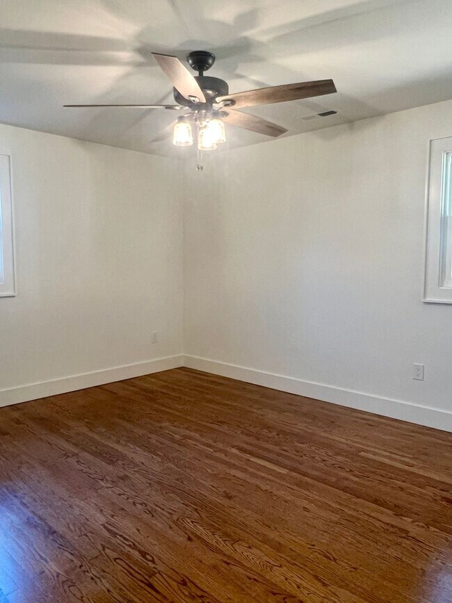 Building Photo - 3 Bedroom 2 Bath house Great Hendersonville Location!