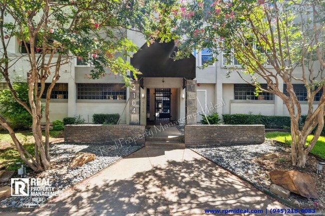 Primary Photo - 4104 N Hall St