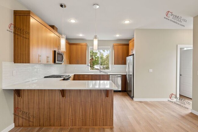 Building Photo - Modern & Spacious 3-Level Townhome with Lu...