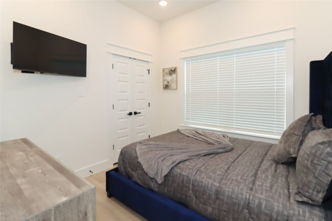 Building Photo - 4902 Higgins St