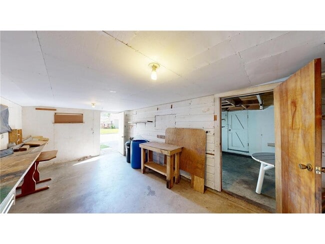 Building Photo - 114 6th Ave NE