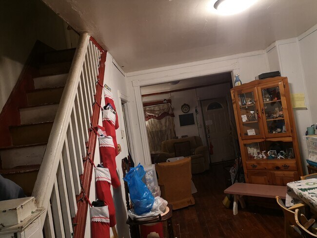 Building Photo - 827 Laufer St