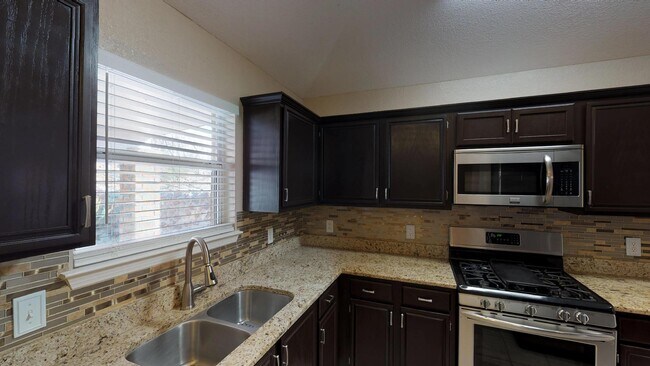 Building Photo - 1108 Coyote Ln