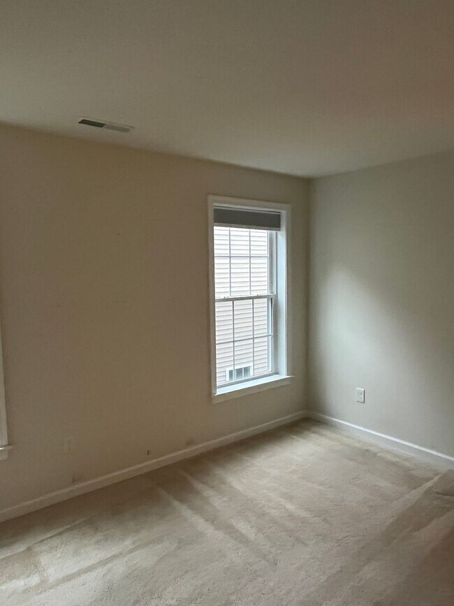 Building Photo - Large Executive 5 Br 3.5 Bath Home in Weym...