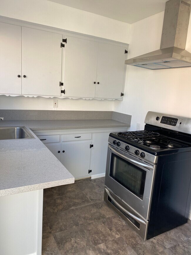 Kitchen - 4506 Ellenwood Dr