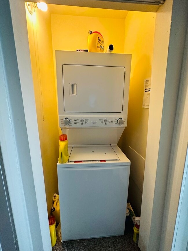 Building Photo - Beautifully Renovated 3bdrm/2.5bth Home Located in Richmond's North-side w/Balcony!