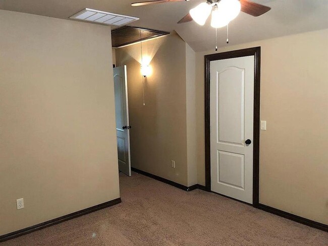 Building Photo - 3624 Oakridge Cir